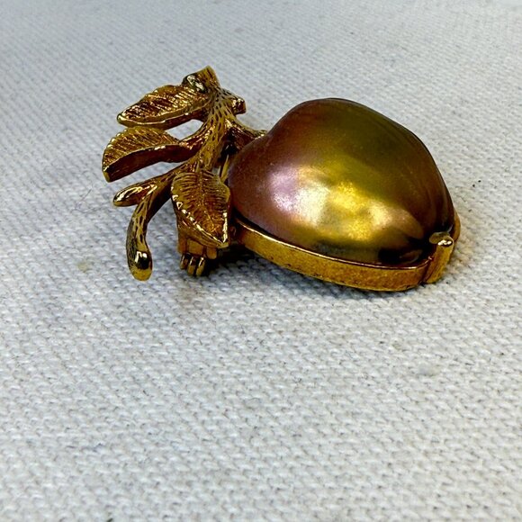 Sarah Coventry Golden Glowing Glass Apple Brooch Gold Tone Marked Vintage MCM - Picture 7 of 9